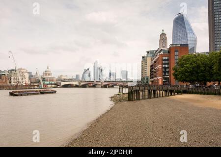 Blackfriars Bridge und die Skyline der City of London von Gabriel's Wharf aus gesehen, Southbank, Lambeth, London, SE1, England, Großbritannien Stockfoto