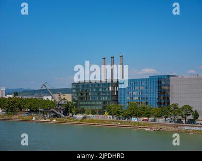 Basel, Schweiz - Juli 8 2022: Futuristischer Novartis Pavillon auf dem Campus des Pharmaunternehmens in der Stadt Basel. Novartis ist ein führendes Pharmaunternehmen für die Arzneimittelforschung und -Produkte. Stockfoto