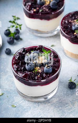 Heidelbeer-Käsekuchen in einem Glas mit graham-Cracker-Basis Stockfoto