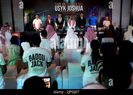 EGIS Klimas, Alexander Krassyuk, Oleksandr Usyk, Prinz Fahad bin Abdulaziz Al Saud, Eddie Hearn, Anthony Joshua und Robert Garcia stehen während einer Pressekonferenz im Shangri-La Hotel in Jeddah, Saudi-Arabien, für die Nationalhymne. Bilddatum: Mittwoch, 17. August 2022. Stockfoto