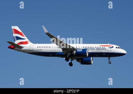 Der Airbus A320 Neo (G-TTNI) von British Airways landet in London Heathrow Stockfoto