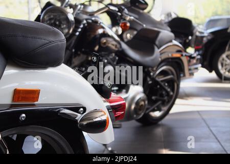 Klassische Motorräder im Motorrad- und Accessoires-Shop Stockfoto