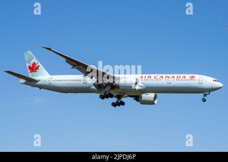 Die Boeing 777-300 (C-FRAM) von Air Canada landet in London Heathrow Stockfoto