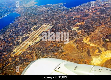 Start- und Landebahn am Flughafen in der Stadt Chania vom Flugzeug aus. Kreta Insel - Griechenland. Stockfoto