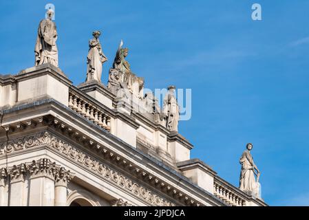 Britannia und ihre Begleiter Skulpturen von Henry Hugh Armstead und J. Birnie Philip auf dem Regierungsgebäude des Auswärtigen Amtes und des Commonwealth Office, London Stockfoto