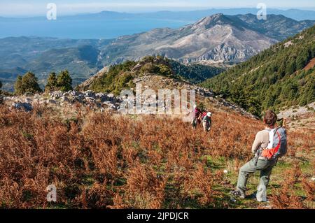 Ein Wanderer blickt auf die äußere Mani-Küste in Richtung Kalamata und über den Golf von Messini, vom Niva-Hügel oberhalb von Voria, in die Taygetos-Berge, so Stockfoto
