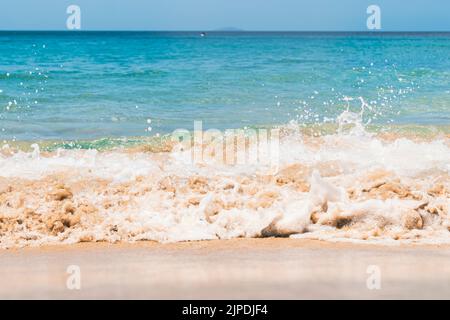 Friedlicher Sandstrand und Himmel am Strand von Crash Boat Puerto Rico. Stockfoto