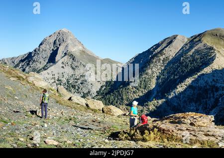 Spaziergänger, die den Blick auf den Muschia-Pass auf den Gipfel des Hasalmeno, in den Taygetos-Bergen, im südlichen Peloponnes, Griechenland, genießen. Stockfoto
