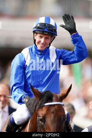 Jim Crowley feiert nach dem Sieg an Bord von Baaeed nach den Juddmonte International Stakes am ersten Tag des Ebor Festivals auf der York Racecourse. Bilddatum: Mittwoch, 17. August 2022. Stockfoto