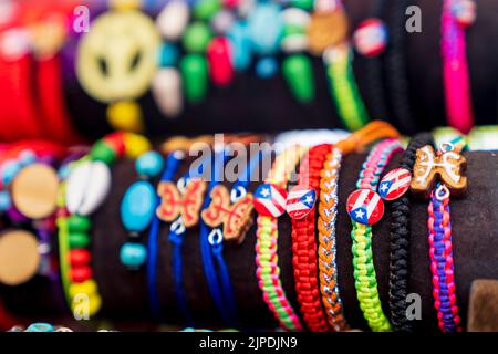 Bunte Perlen Halskette und Armbänder von einem lokalen Puerto Rican Souvenir Markt. Stockfoto