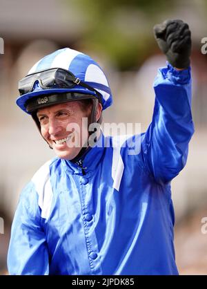 Jim Crowley feiert nach dem Sieg an Bord von Baaeed nach den Juddmonte International Stakes am ersten Tag des Ebor Festivals auf der York Racecourse. Bilddatum: Mittwoch, 17. August 2022. Stockfoto