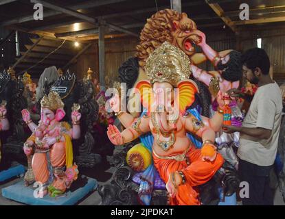 Bangalore, Indien. 17. August 2022. Ein Mann arbeitet an einem Idol des elefantenköpfigen Hindu-gottes Ganesh im Vorfeld des Ganesh Chaturthifestivals in Bangalore, Indien, 17. August 2022. Quelle: Str/Xinhua/Alamy Live News Stockfoto