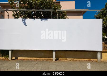 Weiße leere Plakatwand in der Stadt. Plakatwand-Mockup. Werbefoto oder Marketing-Hintergrundfoto. Stockfoto