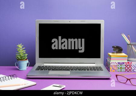 Lap Top Mit Wichtigen Informationen Auf Dem Tisch Mit Pflanze Und Tasse Kaffee. Crutial Ankündigungen Präsentiert Auf Computer-Bildschirm Auf Schreibtisch Mit Blume Und Stockfoto