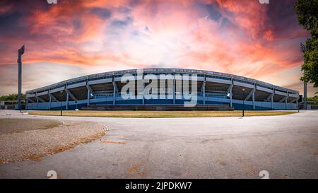 MALMÖ, SCHWEDEN - 10. AUGUST 2022: Das alte Fußballstadion Malmo FF unter einem dramatischen Sonnenuntergang. Stockfoto