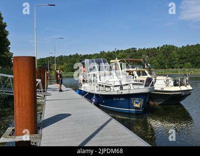 17. August 2022, Brandenburg, Kersdorf: Die beiden Boote von Peter Schneider und Matthias Graupner liegen an einem Anlegesteg an der Spree vor der geschlossenen Kersdorf-Schleuse am Eingang zum oder-Spree-Kanal. Der 74-jährige Schneider und sein 69-jähriger Freund Graupner warten seit August 11 mit ihren beiden Booten vor der geschlossenen Kersdorf-Schleuse. Die Schleuse verbindet die Fürstenwalder Spree mit dem oder-Spree-Kanal und dann in Eisenhüttenstadt mit der deutsch-polnischen Grenzfluß oder. Um eine mögliche Kontamination mit Wasser aus der oder und der Spree zu vermeiden, sind alle Schleusen zu verwenden Stockfoto