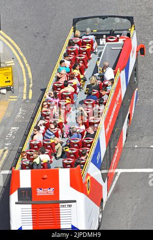 Blick aus der Vogelperspektive auf die Stadt von oben auf dem Oberdeck des rot-weißen und blauen London Sightseeing Tour Bus an sonnigen Tag voller Touristen England Großbritannien Stockfoto