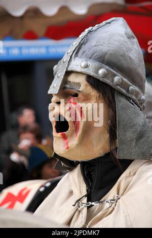 SCHAFFHAUSEN, SCHWEIZ: 22. FEBRUAR 2014, gruselige Maske in der traditionellen Karnevalsparade. Der europäische Karneval findet Anfang Frühjahr statt, um zu fahren Stockfoto