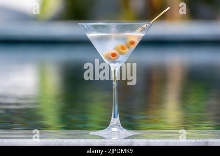margarita Cocktail in der Bar. martini Glas Cocktail mit Oliven auf verschwommenem Hintergrund Stockfoto