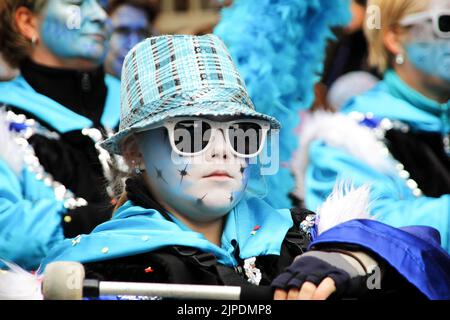 SCHAFFHAUSEN, SCHWEIZ: 22. FEBRUAR 2014, ein Junge in blauen Kostümen bei der Karnevalsparade. Der Karneval in Europa findet im Frühjahr bis zum dri statt Stockfoto