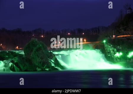 Rheinfälle, der größte Wasserfall Europas, wurde zum St. Patrick's Day grün beleuchtet (manuelle Fokussierung auf Stativ) Stockfoto