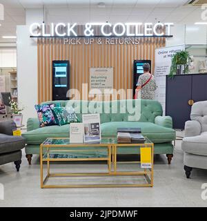 M&S-Kunde Click & Collect, Pick-up- und Retoureneinrichtung mit Möbeldisplays in Large Marks und Spencer, einem Einzelhandelsgeschäft in England, Großbritannien Stockfoto