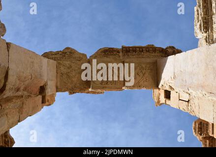 Eine Low-Angle-Aufnahme der archäologischen Stätte des Bacchus-Tempels und des Jupitertempels Stockfoto