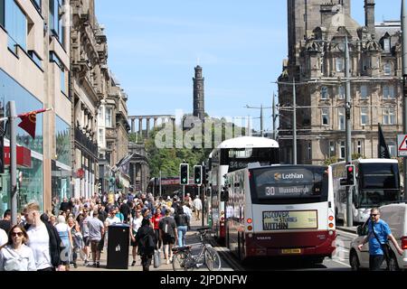 Lokaler Bus und geschäftige Princes Street voller Menschen und Touristen in Edinburgh, Schottland Stockfoto