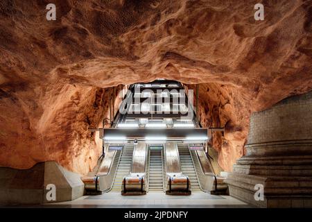 STOCKHOLM, SCHWEDEN - 01. AUGUST 2022: Der Bahnhof Radhuset auf der Blauen Linie befindet sich direkt unter dem Gerichtsgebäude der Stadt. Stockfoto