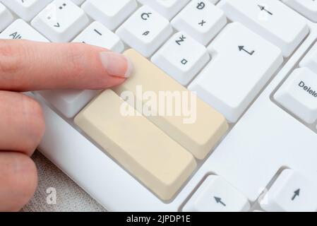 Abstract Programmer Antivirencodes Eingeben, Debug-Codes Erneut Eingeben, Neues Lernen, Chatten Browsing-Aktivitäten, Informationsbeschaffung, Computer Stockfoto