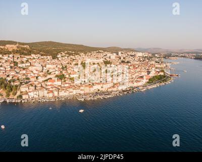 Luftaufnahme des Sonnenuntergangs über der Stadt Sibenik, Kroatien. Alte und alte Stadtküste mit Hafen in der Nähe des Meeres. Festung über der Stadt. Berühmte t Stockfoto