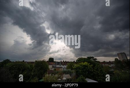 Wimbledon, London, Großbritannien. 17. August 2022. Schwere graue Wolken mit etwas Regen in SW London mit fernem Donnergeräusch, ein Kontrast zu wochenlangem blauen Himmel. Quelle: Malcolm Park/Alamy Live News Stockfoto