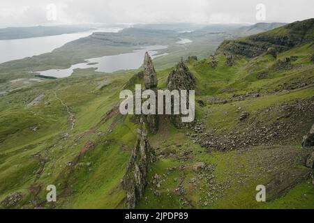 Ein Blick auf die Storr-Legende erzählt, dass Old man of Storr ein Riese war, der auf dem Trotternish Ridge residierte Stockfoto