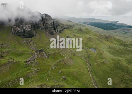 Ein Blick auf die Storr-Legende erzählt, dass Old man of Storr ein Riese war, der auf dem Trotternish Ridge residierte Stockfoto