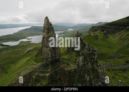 Ein Blick auf die Storr-Legende erzählt, dass Old man of Storr ein Riese war, der auf dem Trotternish Ridge residierte Stockfoto