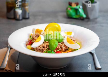 Frischer Salat mit Tune und gekochten Eiern Stockfoto