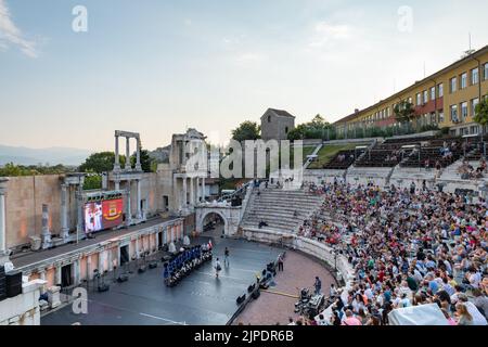 Plovdiv, Bulgarien - 2022. Juli: Internationales Folklore-Festival mit Tanzvorstellung auf dem antiken römischen Theater, in Plovdiv, Bulgarien Stockfoto