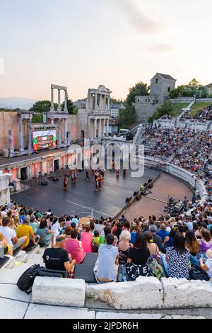 Plovdiv, Bulgarien - 2022. Juli: Internationales Folklore-Festival mit Tanzvorstellung auf dem antiken römischen Theater, in Plovdiv, Bulgarien Stockfoto