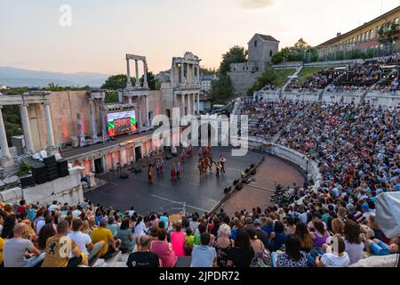 Plovdiv, Bulgarien - 2022. Juli: Internationales Folklore-Festival mit Tanzvorstellung auf dem antiken römischen Theater, in Plovdiv, Bulgarien Stockfoto