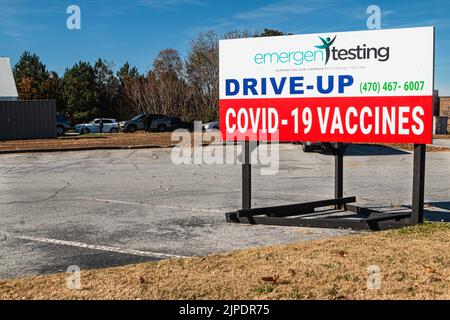 LAWRENCEVILLE, GA / USA - 20. NOVEMBER: Sign fördert Drive-up-Covid-19-Tests und Impfstoffe am 20. November 2021 in Lawrenceville, GA. Stockfoto