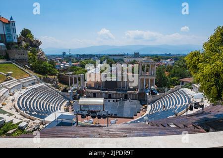 Plovdiv, Bulgarien - Juli 2022: Altes römisches Theater in Plovdiv, Bulgarien, ein berühmtes Wahrzeichen, das bei Touristen beliebt ist Stockfoto