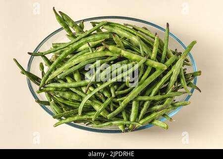 Frische grüne Bohnen in einer Glasschüssel. Gesunde Ernährung Konzept Stockfoto