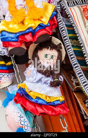 Handgefertigte Puppen mit traditionellen kolumbianischen Outfits Stockfoto