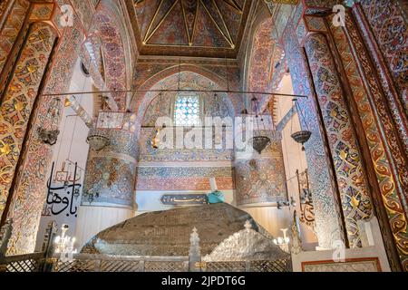 Konya, Türkei - Oktober 2021: Mevlana Museum, bekannt als das Grüne Mausoleum, Architektur in Konya, Türkei. Es ist das Mausoleum von Rumi, einem persischen Sufi Stockfoto