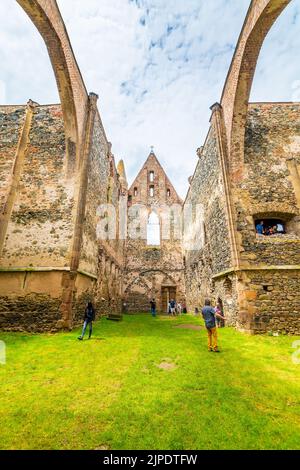 Dolni Kounice, Tschechische Republik - 6,7.2020: Touristen besuchen das Kloster Rosa Coeli. Das alte ruinierte Frauenkloster ist im gotischen Stil erbaut. Stockfoto