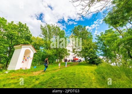 Dolni Kounice, Tschechische Republik - 6,7.2020: Touristen besuchen die Kapelle St. Antonin in der Nähe der Stadt Dolni Kounice. Stockfoto