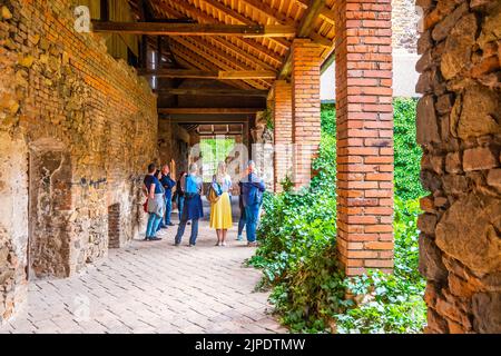 Dolni Kounice, Tschechische Republik - 6,7.2020: Touristen besuchen das Kloster Rosa Coeli. Das alte ruinierte Frauenkloster ist im gotischen Stil erbaut. Stockfoto
