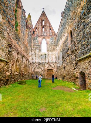 Dolni Kounice, Tschechische Republik - 6,7.2020: Touristen besuchen das Kloster Rosa Coeli. Das alte ruinierte Frauenkloster ist im gotischen Stil erbaut. Stockfoto