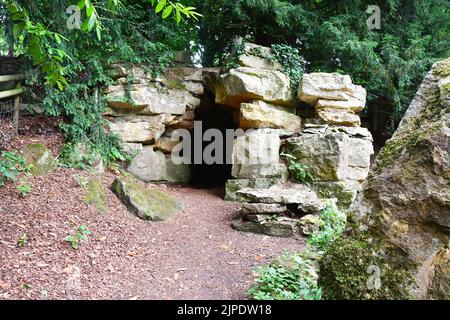 Einsiedlerhöhle in Batsford Arboretum, Moreton-in-Marsh, Cotswolds, Gloucestershire, Großbritannien Stockfoto