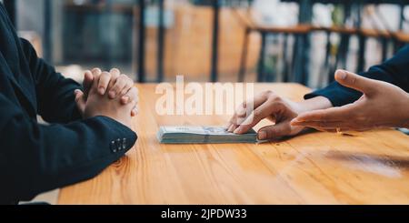 Hands Banker geben Bargeld Geld an Geschäftsmann, Kredit-und Kredit-Leasing-Konzept Stockfoto